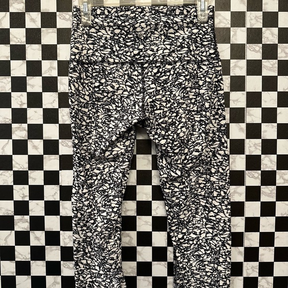 LULULEMON Align Crop 23" Venture Floral Alpine White Black size 8 LIKE NEW - Picture 7 of 11